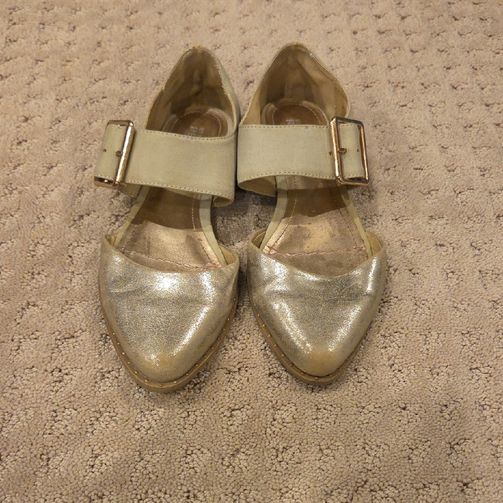 Kenneth Cole Beige Flats with Gold Buckle